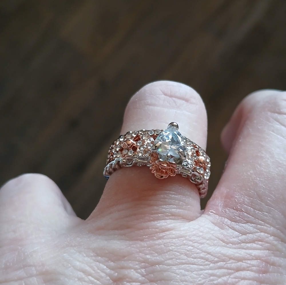 New Heart Shaped CZ Rose Gold & Silver Skulls & Roses Ring. - Picture 10 of 16